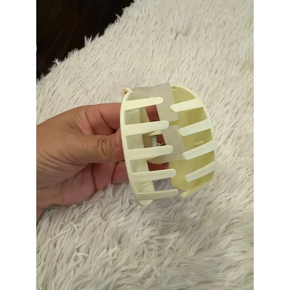 Large yellow cat hair clip claw with orange stripes on ears and forehead